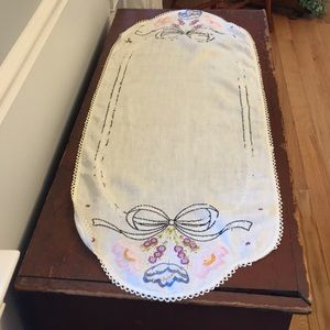 Vintage 1940s crewel work table runner